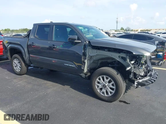 ✅ 2025 Toyota Tacoma SR • VIN: 3TYLB5JN8ST072728 • Лот: 43110046. Опубликован ранее на IAAI с пробегом 2 116 миль. Бесплатный доступ к архиву аукционных продаж из США и подробный отчёт об истории автомобиля на DreamBid. Изображение 1.