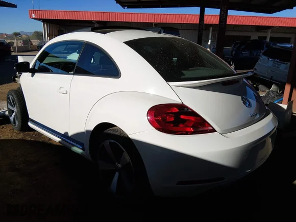 ✅ 2012 Volkswagen Beetle Turbo • VIN: 3VWV67AT9CM650952 • Lot: 44147958. Wystawiony na IAAI z przebiegiem 52 460 mil. Bezpłatny archiwum sprzedaży aukcyjnych z USA i szczegółowy raport historii pojazdu na DreamBid. Zdjęcie 3.
