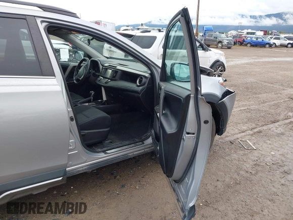 ✅ 2018 Toyota RAV4 XLE • VIN: 2T3RFREV4JW827589 • Lot: 43369531. Wystawiony na IAAI z przebiegiem 68 035 mil. Bezpłatny archiwum sprzedaży aukcyjnych z USA i szczegółowy raport historii pojazdu na DreamBid. Zdjęcie 5.