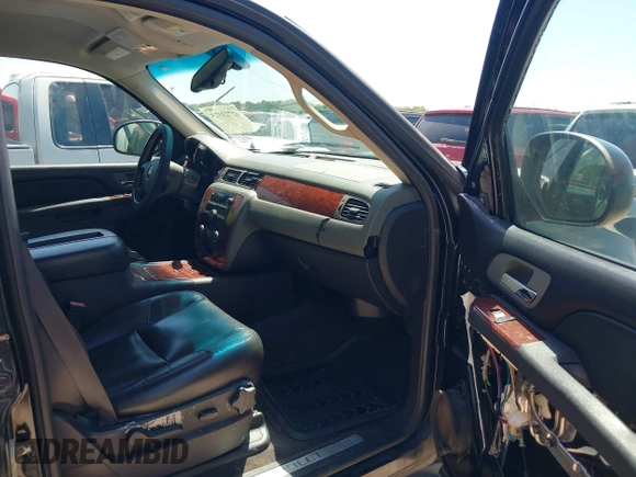 ✅ 2009 Chevrolet Suburban 2LT • VIN: 1GNFC26069R268703 • Lot: 42723375. Wystawiony na IAAI z przebiegiem 224 934 mil. Bezpłatny archiwum sprzedaży aukcyjnych z USA i szczegółowy raport historii pojazdu na DreamBid. Zdjęcie 5.