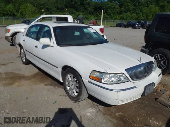 ✅ 2007 Lincoln Town Car Signature Limited • VIN: 1LNHM82W67Y606482 • Lot: 45495229. Listed on IAAI with 105,633 mi. Free auction sales archive from the USA and detailed vehicle history report at DreamBid. Image 1.