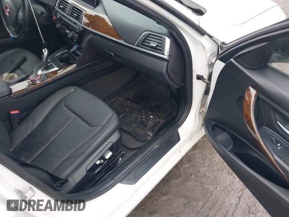 ✅ 2017 BMW 3 Series 320i xDrive • VIN: WBA8E5G52HNU42308 • Lot: 44416713. Wystawiony na IAAI z przebiegiem 105 012 mil. Bezpłatny archiwum sprzedaży aukcyjnych z USA i szczegółowy raport historii pojazdu na DreamBid. Zdjęcie 5.