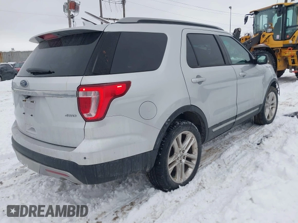 ✅ 2017 Ford Explorer XLT • VIN: 1FM5K8D89HGA20826 • Lot: 44276230. Wystawiony na IAAI z przebiegiem 124 167 mil. Bezpłatny archiwum sprzedaży aukcyjnych z USA i szczegółowy raport historii pojazdu na DreamBid. Zdjęcie 4.