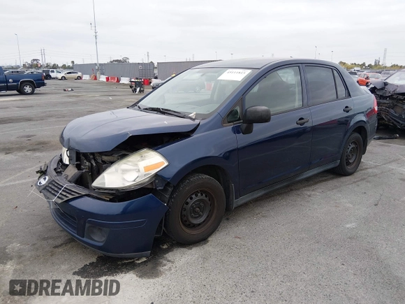 ✅ 2010 Nissan Versa 1.6 • VIN: 3N1CC1AP6AL387490 • Lot: 45111815. Wystawiony na IAAI z przebiegiem 133 088 mil. Bezpłatny archiwum sprzedaży aukcyjnych z USA i szczegółowy raport historii pojazdu na DreamBid. Zdjęcie 2.