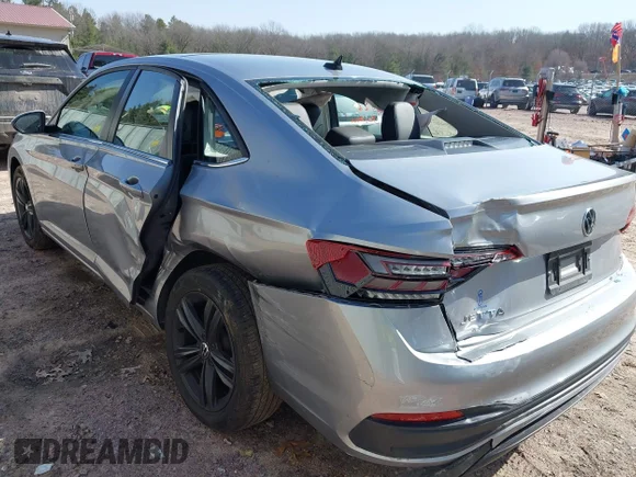 ✅ 2023 Volkswagen Jetta SE • VIN: 3VW7M7BU2PM059812 • Lot: 44553278. Wystawiony na IAAI z przebiegiem 32 692 mil. Bezpłatny archiwum sprzedaży aukcyjnych z USA i szczegółowy raport historii pojazdu na DreamBid. Zdjęcie 3.