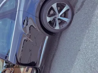 ✅ 2019 Bentley Bentayga V8 • VIN: SJAAM2ZV5KC027586 • Lot: 68903005. Listed on Copart with 10,219 mi. Free auction sales archive from the USA and detailed vehicle history report at DreamBid. Image 11.