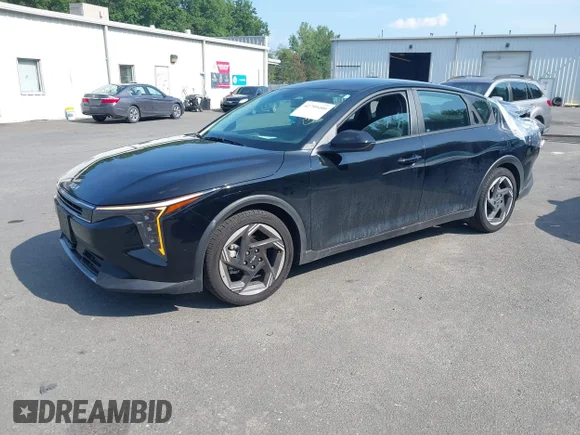 ✅ 2025 Kia K4 EX • VIN: 3KPFU4DE4SE050423 • Lot: 42799400. Wystawiony na IAAI z przebiegiem 3 601 mil. Bezpłatny archiwum sprzedaży aukcyjnych z USA i szczegółowy raport historii pojazdu na DreamBid. Zdjęcie 2.