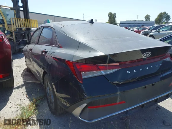 ✅ 2024 Hyundai Elantra SEL • VIN: KMHLM4DG4RU775001 • Lot: 42990083. Wystawiony na IAAI z przebiegiem 22 798 mil. Bezpłatny archiwum sprzedaży aukcyjnych z USA i szczegółowy raport historii pojazdu na DreamBid. Zdjęcie 3.