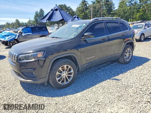 ✅ 2019 Jeep Cherokee Latitude Plus • VIN: 1C4PJMLN6KD192773 • Лот: 57822676. Опубликован ранее на Copart с пробегом 105 593 миль. Бесплатный доступ к архиву аукционных продаж из США и подробный отчёт об истории автомобиля на DreamBid. Изображение 1.
