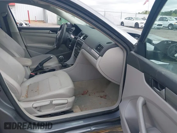✅ 2014 Volkswagen Passat S • VIN: 1VWAS7A34EC105417 • Лот: 44743450. Опубліковано раніше на IAAI з пробігом 120 935 миль. Безкоштовний доступ до архіву аукціонних продажів зі США та докладний звіт про історію автомобіля на DreamBid. Зображення 5.