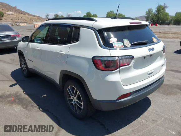 ✅ 2018 Jeep Compass Latitude • VIN: 3C4NJCBB9JT182420 • Lot: 45633199. Wystawiony na IAAI z przebiegiem 107 751 mil. Bezpłatny archiwum sprzedaży aukcyjnych z USA i szczegółowy raport historii pojazdu na DreamBid. Zdjęcie 3.