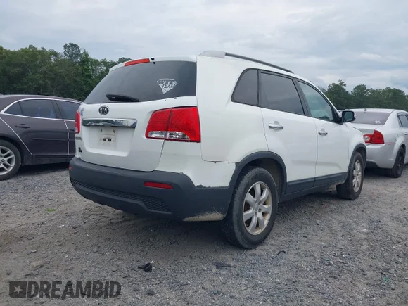 ✅ 2013 Kia Sorento LX • VIN: 5XYKT4A23DG402070 • Lot: 45385889. Wystawiony na IAAI z przebiegiem 196 165 mil. Bezpłatny archiwum sprzedaży aukcyjnych z USA i szczegółowy raport historii pojazdu na DreamBid. Zdjęcie 4.