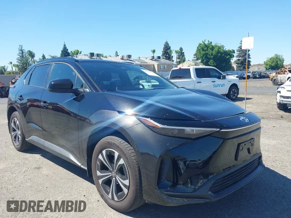 ✅ 2025 Toyota bZ4X XLE • VIN: JTMAAAAA5SA073022 • Lot: 44765097. Wystawiony na IAAI z przebiegiem 14 030 mil. Bezpłatny archiwum sprzedaży aukcyjnych z USA i szczegółowy raport historii pojazdu na DreamBid. Zdjęcie 1.