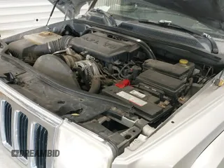 ✅ 2008 Jeep Commander Sport • VIN: 1J8HG48N98C127998 • Lot: 41616502. Wystawiony na IAAI z przebiegiem 186 249 mil. Bezpłatny archiwum sprzedaży aukcyjnych z USA i szczegółowy raport historii pojazdu na DreamBid. Zdjęcie 13.