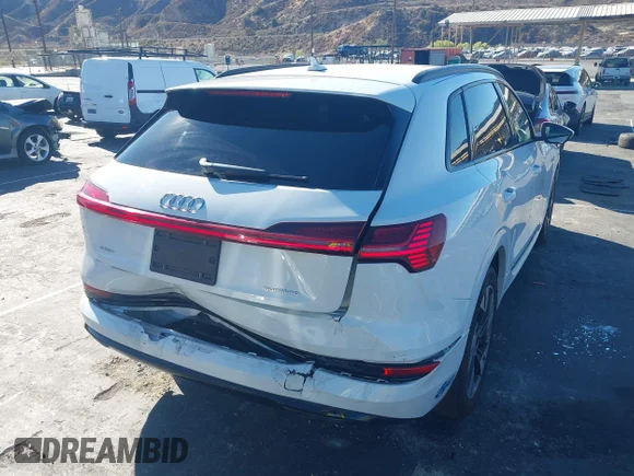 ✅ 2021 Audi e-tron Premium • VIN: WA1AAAGE4MB022810 • Лот: 43397079. Опубліковано раніше на IAAI з пробігом 69 591 миль. Безкоштовний доступ до архіву аукціонних продажів зі США та докладний звіт про історію автомобіля на DreamBid. Зображення 4.