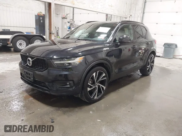 ✅ 2022 Volvo XC40 R-Design • VIN: YV4162UMXN2735766 • Lot: 42625124. Wystawiony na IAAI z przebiegiem 19 084 mil. Bezpłatny archiwum sprzedaży aukcyjnych z USA i szczegółowy raport historii pojazdu na DreamBid. Zdjęcie 2.