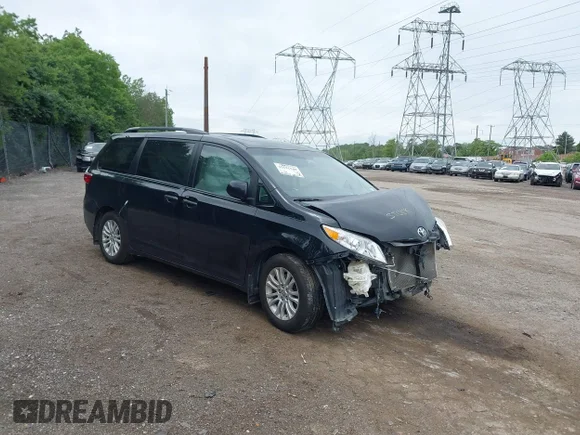 ✅ 2015 Toyota Sienna XLE Premium • VIN: 5TDYK3DC5FS588051 • Lot: 45191540. Wystawiony na IAAI z przebiegiem 103 868 mil. Bezpłatny archiwum sprzedaży aukcyjnych z USA i szczegółowy raport historii pojazdu na DreamBid. Zdjęcie 1.