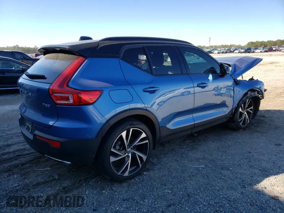 ✅ 2020 Volvo XC40 R-Design • VIN: YV4162UM2L2327095 • Lot: 39064813. Wystawiony na Copart z przebiegiem 36 794 mil. Bezpłatny archiwum sprzedaży aukcyjnych z USA i szczegółowy raport historii pojazdu na DreamBid. Zdjęcie 3.