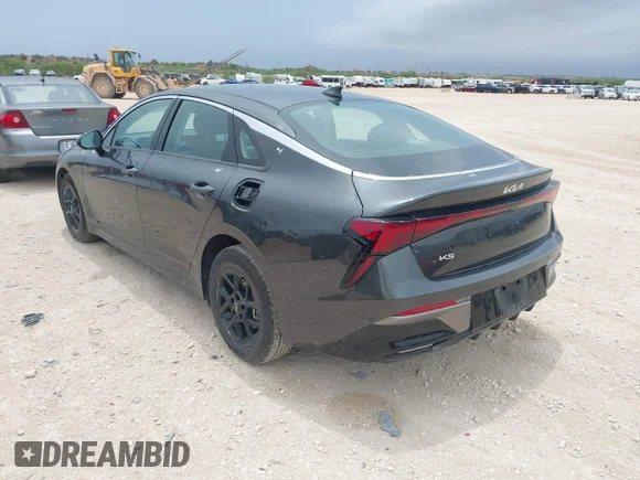 ✅ 2026 Kia K5 LXS • VIN: KNAG24J71T5429650 • Лот: 45131237. Опубліковано раніше на IAAI з пробігом 13 646 миль. Безкоштовний доступ до архіву аукціонних продажів зі США та докладний звіт про історію автомобіля на DreamBid. Зображення 3.