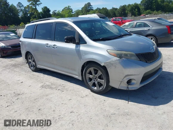 ✅ 2015 Toyota Sienna SE • VIN: 5TDXK3DC2FS615105 • Lot: 44981265. Wystawiony na IAAI z przebiegiem 305 242 mil. Bezpłatny archiwum sprzedaży aukcyjnych z USA i szczegółowy raport historii pojazdu na DreamBid. Zdjęcie 1.