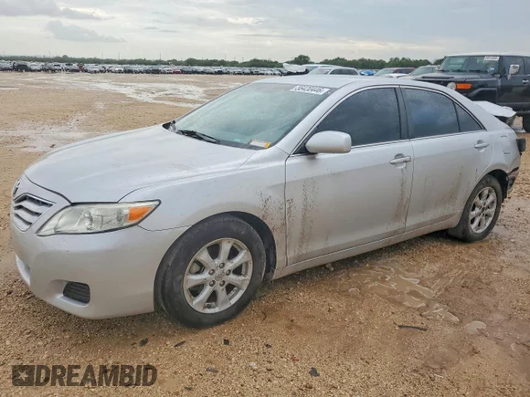 ✅ 2010 Toyota Camry LE • VIN: 4T1BF3EK7AU097142 • Lot: 56420446. Wystawiony na Copart z przebiegiem 180 785 mil. Bezpłatny archiwum sprzedaży aukcyjnych z USA i szczegółowy raport historii pojazdu na DreamBid. Zdjęcie 1.