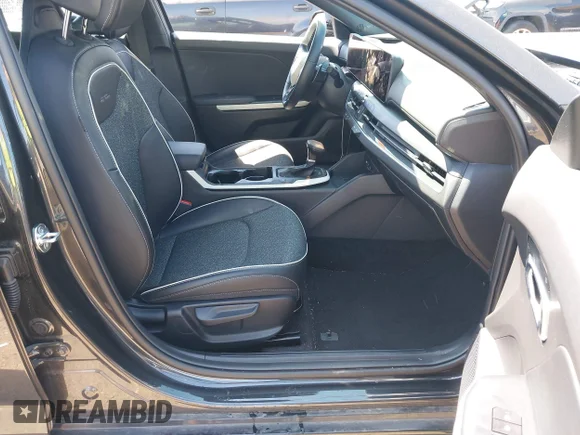 ✅ 2025 Kia K4 GT-Line • VIN: 3KPFW4DE1SE176121 • Lot: 45070938. Wystawiony na IAAI z przebiegiem 9 759 mil. Bezpłatny archiwum sprzedaży aukcyjnych z USA i szczegółowy raport historii pojazdu na DreamBid. Zdjęcie 5.