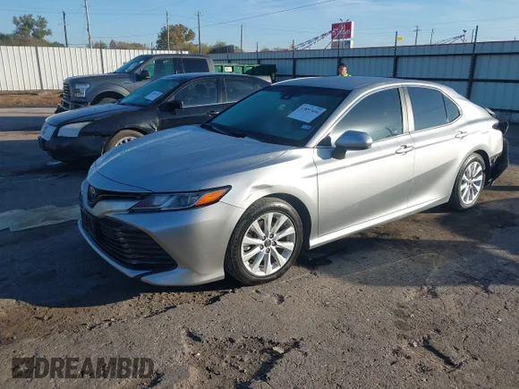 ✅ 2018 Toyota Camry SE • VIN: 4T1B11HK4JU562703 • Lot: 43897496. Wystawiony na IAAI z przebiegiem 98 231 mil. Bezpłatny archiwum sprzedaży aukcyjnych z USA i szczegółowy raport historii pojazdu na DreamBid. Zdjęcie 2.