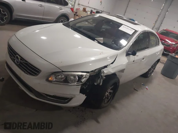 ✅ 2016 Volvo S60 T5 Drive-E Premier • VIN: LYV402FK5GB099370 • Lot: 43108505. Wystawiony na IAAI z przebiegiem 81 139 mil. Bezpłatny archiwum sprzedaży aukcyjnych z USA i szczegółowy raport historii pojazdu na DreamBid. Zdjęcie 2.