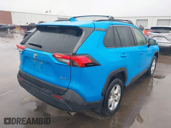 ✅ 2021 Toyota RAV4 XLE • VIN: JTMW1RFVXMD072322 • Lot: 43954639. Wystawiony na IAAI z przebiegiem 53 234 mil. Bezpłatny archiwum sprzedaży aukcyjnych z USA i szczegółowy raport historii pojazdu na DreamBid. Zdjęcie 4.
