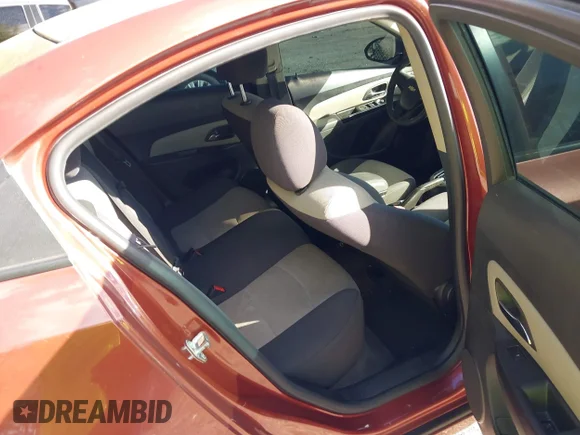 ✅ 2013 Chevrolet Cruze LS • VIN: 1G1PA5SH0D7110452 • Lot: 44085956. Wystawiony na IAAI z przebiegiem 124 290 mil. Bezpłatny archiwum sprzedaży aukcyjnych z USA i szczegółowy raport historii pojazdu na DreamBid. Zdjęcie 8.