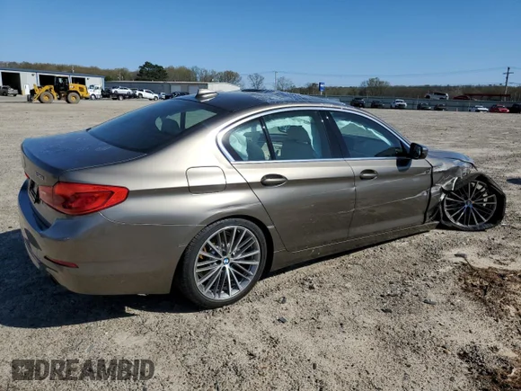 ✅ 2019 BMW 5 Series 530i • VIN: WBAJA5C52KWW38219 • Лот: 46061933. Опубликован ранее на Copart с пробегом 14 584 миль. Бесплатный доступ к архиву аукционных продаж из США и подробный отчёт об истории автомобиля на DreamBid. Изображение 3.