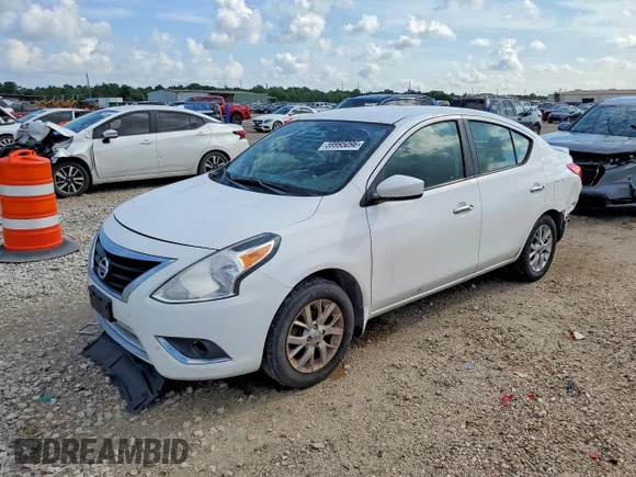 ✅ 2017 Nissan Versa SV • VIN: 3N1CN7AP3HL892989 • Лот: 59995096. Опубліковано раніше на Copart з пробігом 168 771 миль. Безкоштовний доступ до архіву аукціонних продажів зі США та докладний звіт про історію автомобіля на DreamBid. Зображення 1.