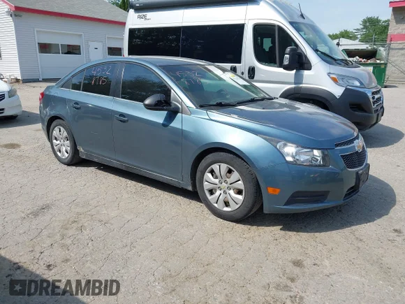 ✅ 2012 Chevrolet Cruze LS • VIN: 1G1PC5SH9C7288711 • Lot: 45328785. Wystawiony na IAAI z przebiegiem 111 860 mil. Bezpłatny archiwum sprzedaży aukcyjnych z USA i szczegółowy raport historii pojazdu na DreamBid. Zdjęcie 1.