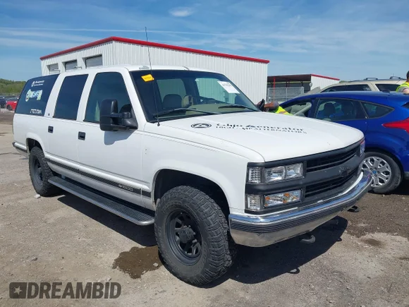 ✅ 1996 Chevrolet Suburban • VIN: 3GNFK16R5TG157028 • Лот: 44796290. Опубліковано раніше на IAAI з пробігом 324 707 миль. Безкоштовний доступ до архіву аукціонних продажів зі США та докладний звіт про історію автомобіля на DreamBid. Зображення 1.
