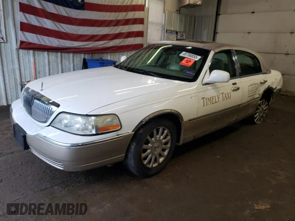 ✅ 2007 Lincoln Town Car Signature • VIN: 1LNHM81V07Y619978 • Lot: 48706855. Wystawiony na Copart z przebiegiem 228 736 mil. Bezpłatny archiwum sprzedaży aukcyjnych z USA i szczegółowy raport historii pojazdu na DreamBid. Zdjęcie 1.