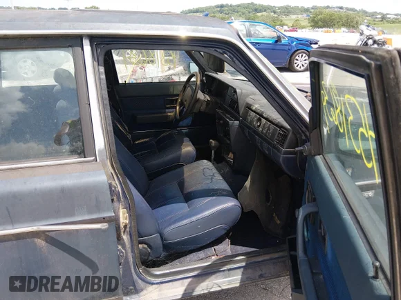 ✅ 1988 Volvo 240 DL • VIN: YV1AX8850J1794650 • Lot: 45318639. Wystawiony na IAAI z przebiegiem 94 269 mil. Bezpłatny archiwum sprzedaży aukcyjnych z USA i szczegółowy raport historii pojazdu na DreamBid. Zdjęcie 5.