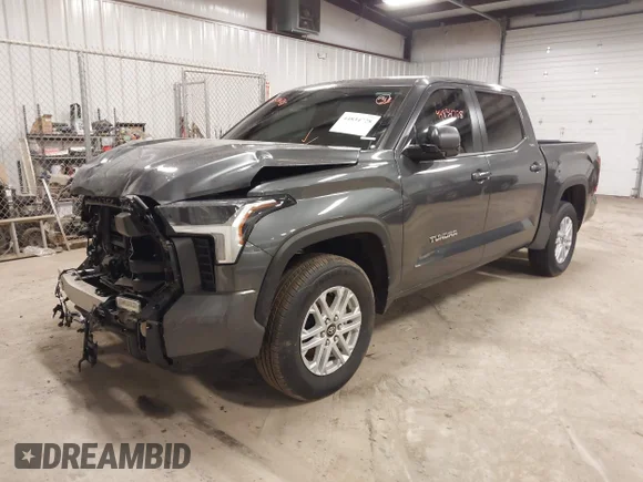 ✅ 2026 Toyota Tundra SR5 • VIN: 5TFLA5AB1TX050991 • Lot: 44834728. Wystawiony na IAAI z przebiegiem 16 566 mil. Bezpłatny archiwum sprzedaży aukcyjnych z USA i szczegółowy raport historii pojazdu na DreamBid. Zdjęcie 2.