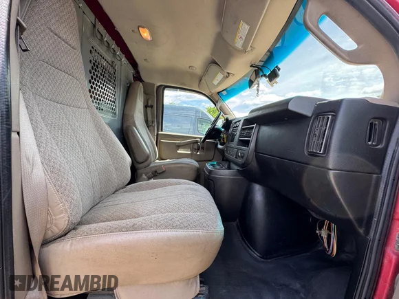 ✅ 2018 Chevrolet Express Cargo • VIN: 1GCWGAFG6J1226958 • Lot: 45243459. Wystawiony na IAAI z przebiegiem 151 622 mil. Bezpłatny archiwum sprzedaży aukcyjnych z USA i szczegółowy raport historii pojazdu na DreamBid. Zdjęcie 5.