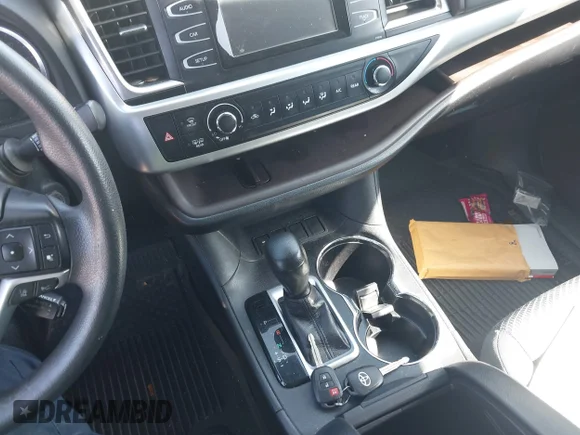 ✅ 2019 Toyota Highlander LE • VIN: 5TDZARFH3KS054821 • Lot: 44553305. Wystawiony na IAAI z przebiegiem 65 588 mil. Bezpłatny archiwum sprzedaży aukcyjnych z USA i szczegółowy raport historii pojazdu na DreamBid. Zdjęcie 11.