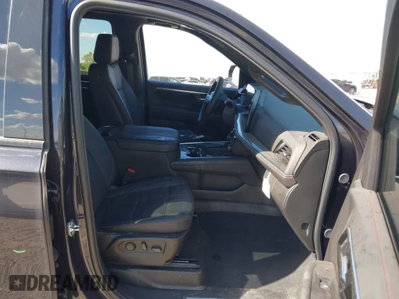 ✅ 2025 Chevrolet Suburban RST • VIN: 1GNS6ERD3SR221494 • Lot: 43386984. Wystawiony na IAAI z przebiegiem 4 791 mil. Bezpłatny archiwum sprzedaży aukcyjnych z USA i szczegółowy raport historii pojazdu na DreamBid. Zdjęcie 5.