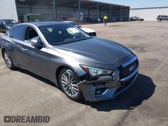 ✅ 2024 Infiniti Q50 Luxe • VIN: JN1EV7BP9RM600115 • Лот: 44823346. Опубліковано раніше на IAAI з пробігом 14 955 миль. Безкоштовний доступ до архіву аукціонних продажів зі США та докладний звіт про історію автомобіля на DreamBid. Зображення 1.