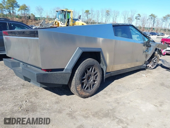 ✅ 2024 Tesla Cybertruck • VIN: 7G2CEHED4RA017305 • Лот: 41885778. Опубліковано раніше на IAAI з пробігом 18 090 миль. Безкоштовний доступ до архіву аукціонних продажів зі США та докладний звіт про історію автомобіля на DreamBid. Зображення 4.