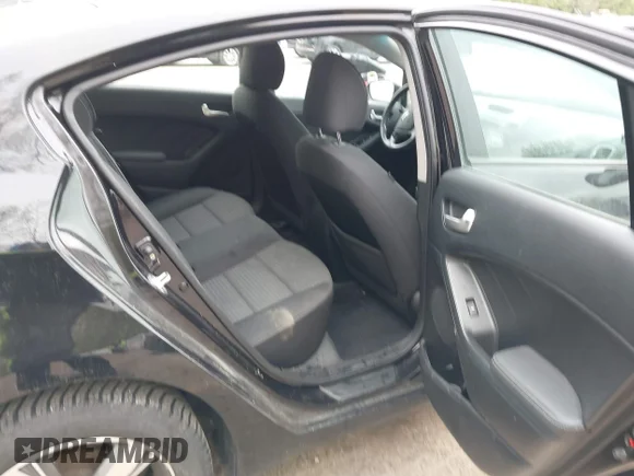 ✅ 2018 Kia Forte S • VIN: 3KPFL4A70JE170274 • Лот: 45102784. Опубліковано раніше на IAAI з пробігом 60 953 миль. Безкоштовний доступ до архіву аукціонних продажів зі США та докладний звіт про історію автомобіля на DreamBid. Зображення 8.