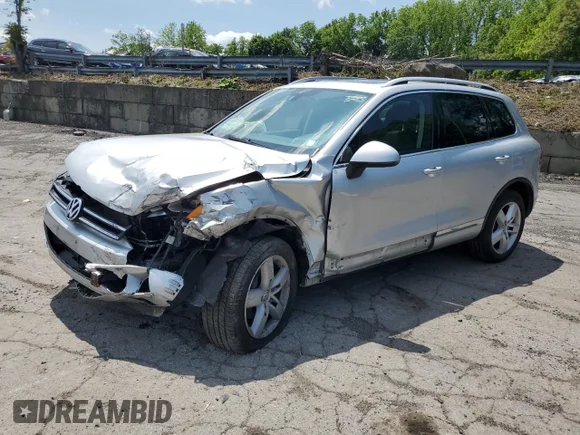 ✅ 2013 Volkswagen Touareg Lux • VIN: WVGEF9BP8DD003001 • Lot: 59022295. Wystawiony na Copart z przebiegiem 142 087 mil. Bezpłatny archiwum sprzedaży aukcyjnych z USA i szczegółowy raport historii pojazdu na DreamBid. Zdjęcie 1.