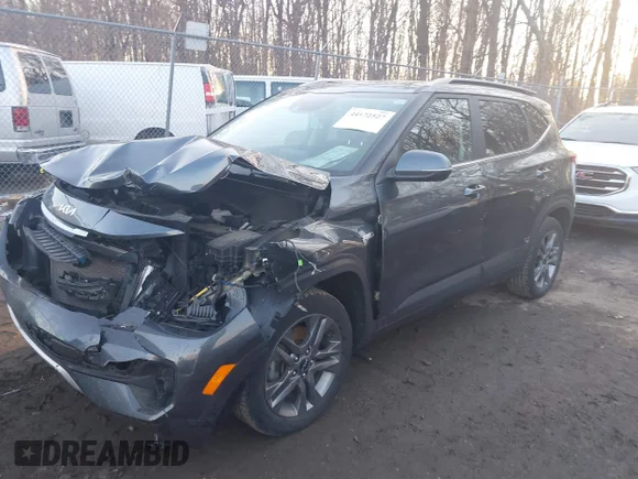 ✅ 2023 Kia Seltos S • VIN: KNDEUCAA3P7353725 • Lot: 44172527. Wystawiony na IAAI z przebiegiem 46 202 mil. Bezpłatny archiwum sprzedaży aukcyjnych z USA i szczegółowy raport historii pojazdu na DreamBid. Zdjęcie 2.