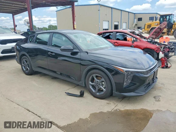✅ 2025 Kia K4 LXS • VIN: 3KPFT4DE2SE115966 • Lot: 55314676. Wystawiony na Copart z przebiegiem 25 511 mil. Bezpłatny archiwum sprzedaży aukcyjnych z USA i szczegółowy raport historii pojazdu na DreamBid. Zdjęcie 4.