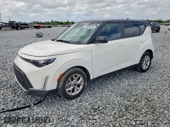 ✅ 2025 Kia Soul LX • VIN: KNDJ23AU3S7268097 • Lot: 49558256. Wystawiony na Copart z przebiegiem 13 108 mil. Bezpłatny archiwum sprzedaży aukcyjnych z USA i szczegółowy raport historii pojazdu na DreamBid. Zdjęcie 1.