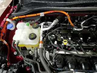 ✅ 2025 Ford Escape PHEV • VIN: 1FMCU0E19SUA78061 • Lot: 82299465. Wystawiony na Copart z przebiegiem 7 176 mil. Bezpłatny archiwum sprzedaży aukcyjnych z USA i szczegółowy raport historii pojazdu na DreamBid. Zdjęcie 17.