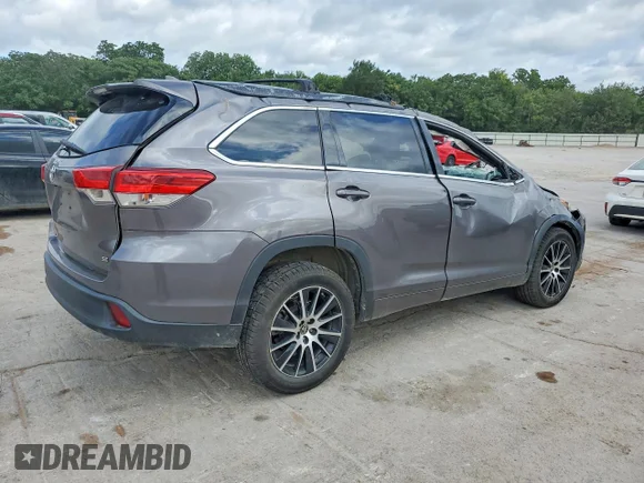 ✅ 2018 Toyota Highlander XLE • VIN: 5TDKZRFH8JS545507 • Lot: 56696496. Wystawiony na Copart z przebiegiem 118 690 mil. Bezpłatny archiwum sprzedaży aukcyjnych z USA i szczegółowy raport historii pojazdu na DreamBid. Zdjęcie 3.