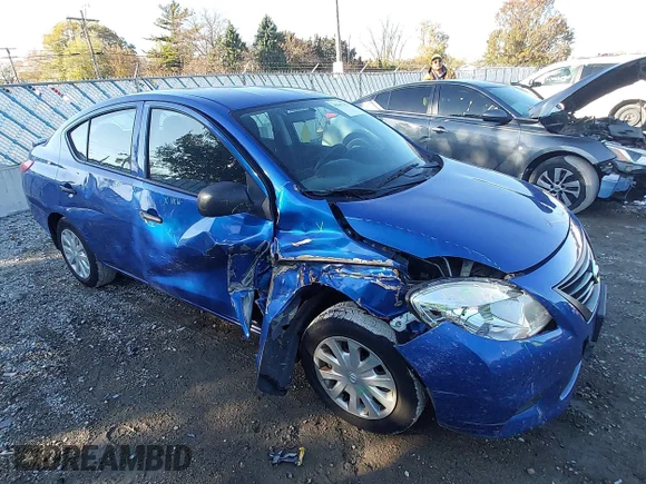 ✅ 2014 Nissan Versa S Plus • VIN: 3N1CN7AP8EL858543 • Lot: 43691423. Wystawiony na IAAI z przebiegiem 58 368 mil. Bezpłatny archiwum sprzedaży aukcyjnych z USA i szczegółowy raport historii pojazdu na DreamBid. Zdjęcie 1.
